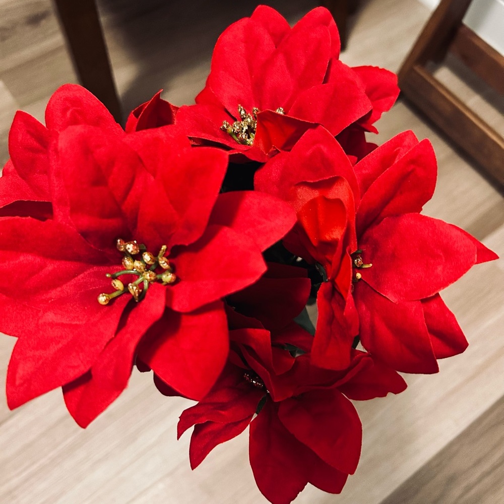 Mainstays 19.75" Artificial Floral Wire Cross, PoinsettiaBush Pick, Red NWT